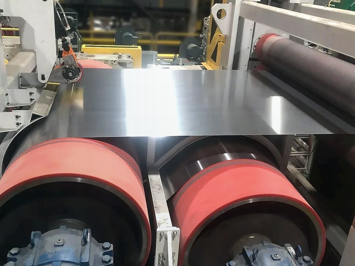 Tension leveler for strip flatness